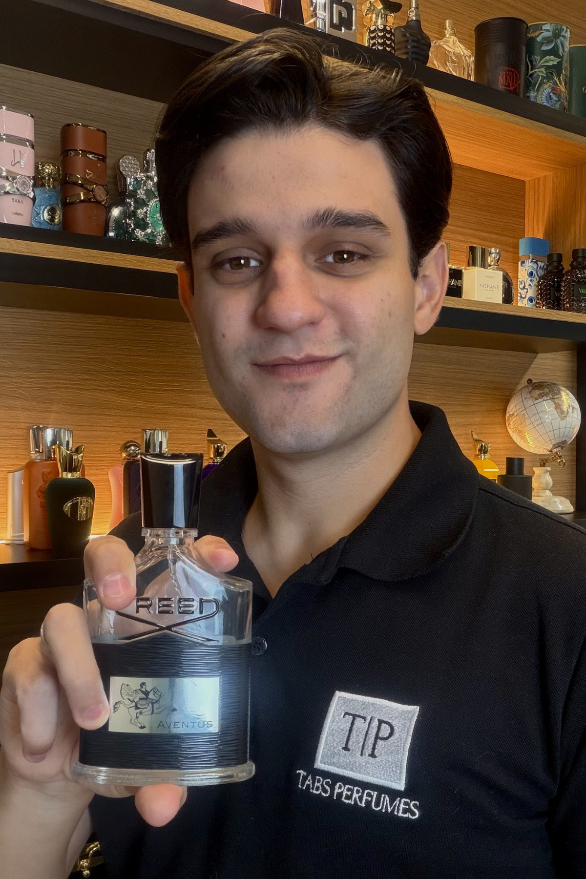 Gabriel Tabchoury com sua coleção de perfumes